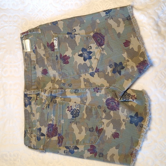 Seven7 Mid-Rise Slim Straight Camo Cutoff Shorts Women's Sz 8 - Picture 2 of 7